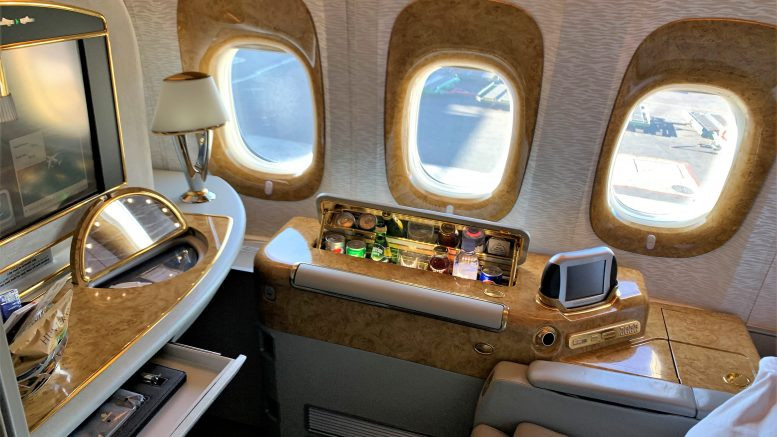 Hành khách trên cabin hạng nhất của Emirates được thưởng thức rượu champange hảo hạng và có thể giao tiếp, đặt yêu cầu với tiếp viên hàng không qua video. Ảnh: Emirates