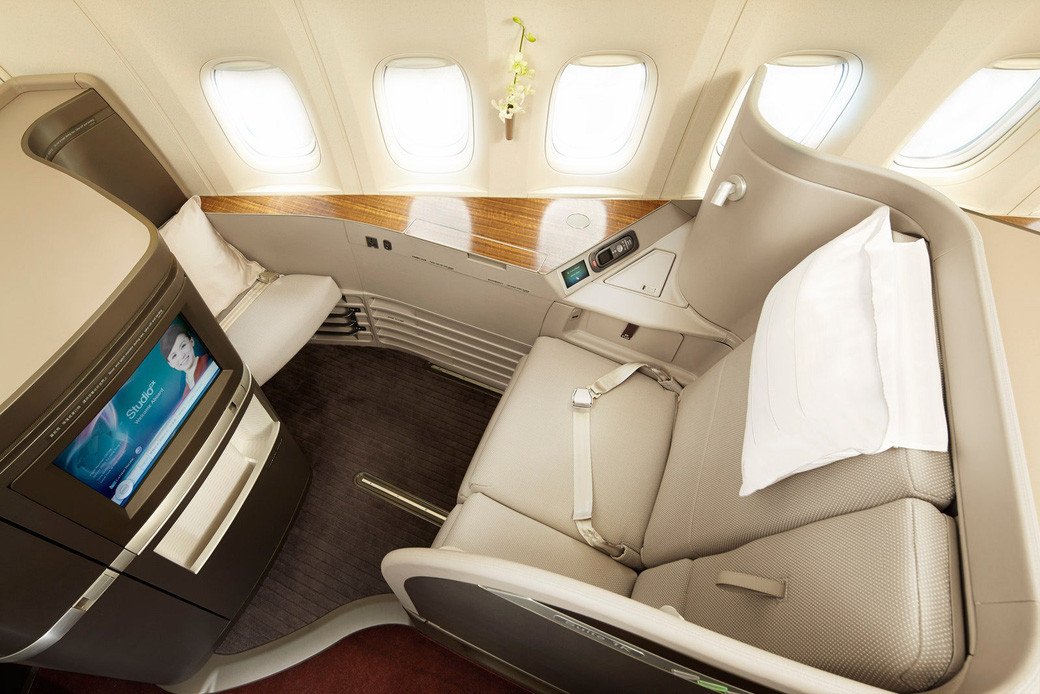 Ghế ngồi trong khoang hạng nhất của Cathay Pacific có thể ngả ra thành giường và đủ rộng cho hai người. Ảnh: Cathay Pacific