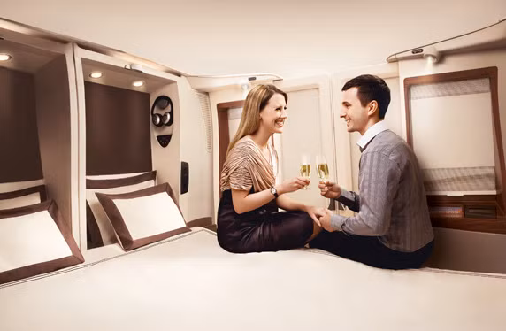 Đặc biệt, các cabin hạng nhất của Singapore Airlines có thể được thông với nhau tạo thành một không gian rộng gần 10 m2, như một cung điện trên không. Ảnh: Singapore Airlines