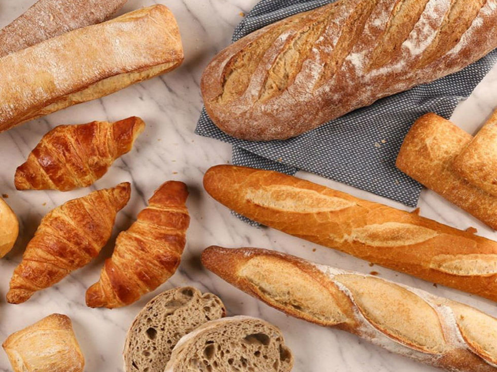 Theo tiết lộ của một số nhân viên nhà hàng, nếu khách không dùng hết bánh mỳ thì sẽ được giữ lại để hâm nóng vào hôm sau.