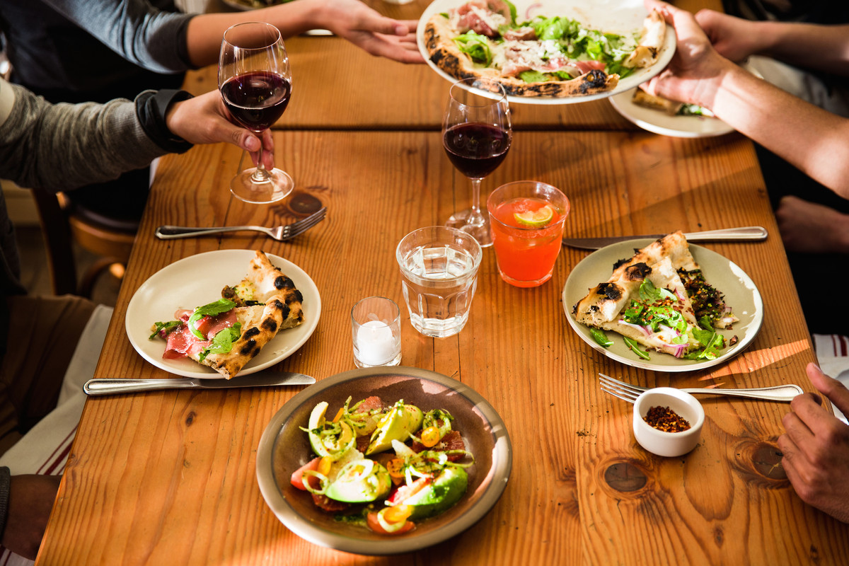 Một số nhà hàng theo chuỗi thừa nhận trong nhiều năm họ đặt các món ăn làm sẵn từ các nhà cung cấp, sau đó chỉ việc làm nóng lại cho khách mua. Nhiều người cho rằng, việc này chẳng khác gì khách hàng mua đồ ăn đông lạnh chất lượng cao.