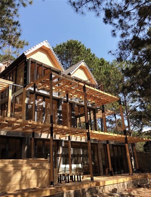 Kế bên căn biệt thự này còn có một biệt thự xây dựng hoàn toàn bằng gỗ nhập khẩu vừa được vợ chồng Phan Như Thảo hoàn thành hồi tháng 8 vừa qua. Ảnh: FBNV.