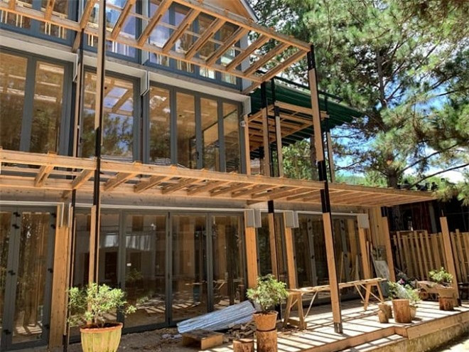 Biệt thự rộng 800m2, mang hơi hướng châu Âu với 100% gỗ nhập khẩu, nằm trên đồi thông ở Đà Lạt. Ảnh: FBNV.