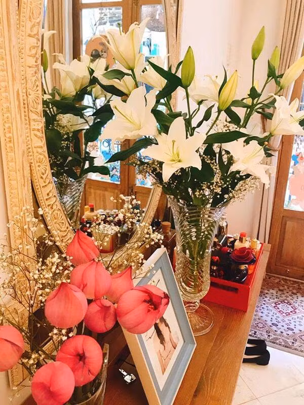 Khi được hỏi về giá trị, cô cho hay bản thân không nhớ từng mua 2 căn nhà hết bao nhiêu tiền. Chỉ biết, có một căn từng được hỏi mua với giá 45 tỷ đồng nhưng cô không bán. Ảnh: FBNV.