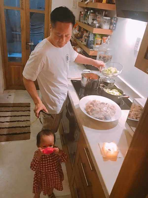 Ở nhà, đại gia Đức An phụ trách việc nấu nướng chính. Anh thường xuyên vào bếp chuẩn bị những món ăn cầu kỳ cho vợ con. Ảnh: FBNV.