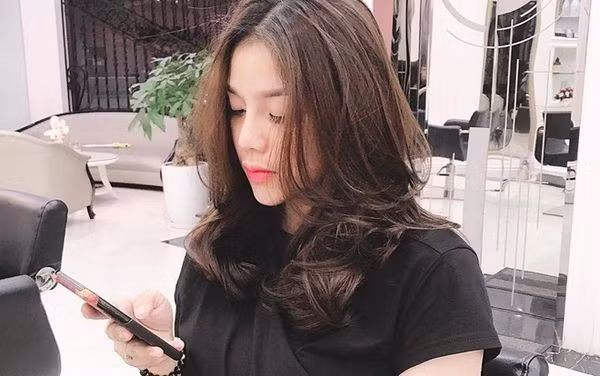 Khánh Linh sinh ra trong gia đình khá giả, làm kinh doanh ở Bắc Ninh. Cô nàng từng là du học sinh tại Singapore. Sau quá trình học tập ở nước ngoài, Khánh Linh về nước để cùng quản lý cơ ngơi của gia đình. Ảnh: FBNV.