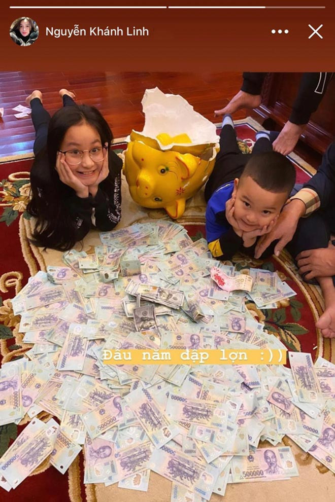 Khi dân tình còn chưa hết trầm trồ với pha mừng tuổi hoành tráng đó thì một lần nữa, bà xã của Tiến Dũng lại công khai hình ảnh đập lợn vàng đầu năm với những xấp tiền 500 nghìn, 100 USD mới cứng. Ảnh: FBNV.