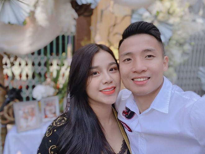 Trước đó, hồi đầu năm 2010, trung vệ Bùi Tiến Dũng khiến dân tình ngưỡng mộ về độ hào phóng khi lì xì cho vợ Khánh Linh số tiền lớn lên đến 236.678.999 đồng. Ảnh: Internet.