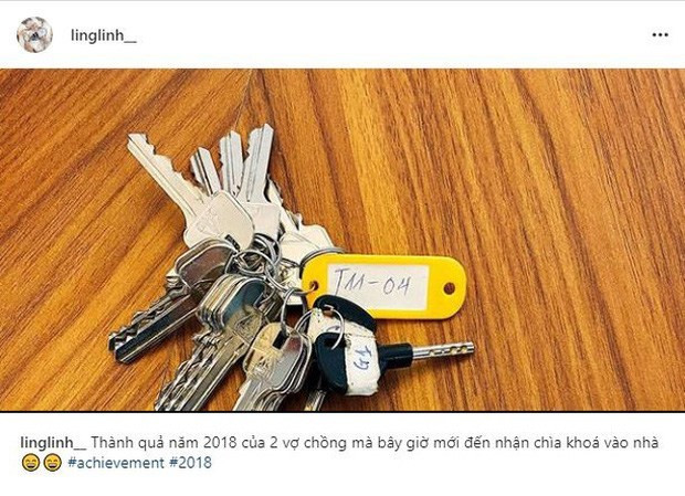 Tháng 5/2020, trên trang cá nhân, Khánh Linh hạnh phúc khoe chìa khóa và thẻ cư dân tại một khu chung cư đắt đỏ thuộc phường Mai Động, quận Hoàng Mai, Hà Nội. Ảnh: FBNV.