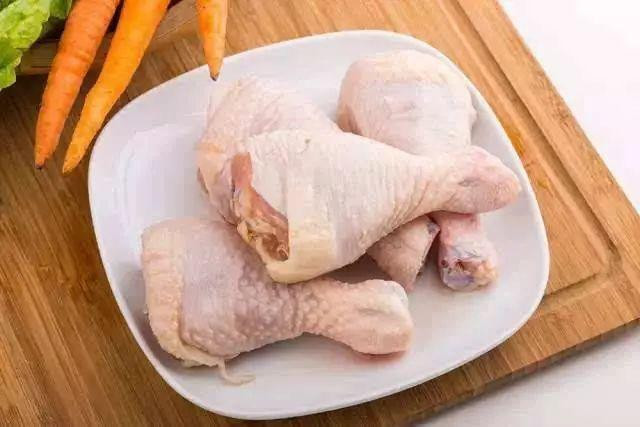 Màu sắc trên đùi gà cũng là yếu tố quan trọng cần phải quan sát. Đùi gà tươi có phần da màu trắng, căng đều, phần trong thịt có màu vàng nhạt, bóng.