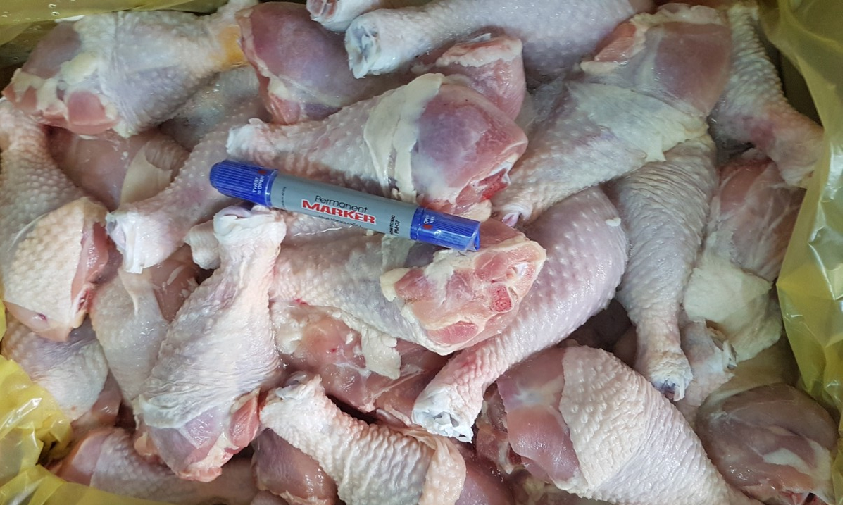 Nếu đùi gà có màu sẫm, đen thì cảnh báo đó là đùi gà không còn tươi nữa.