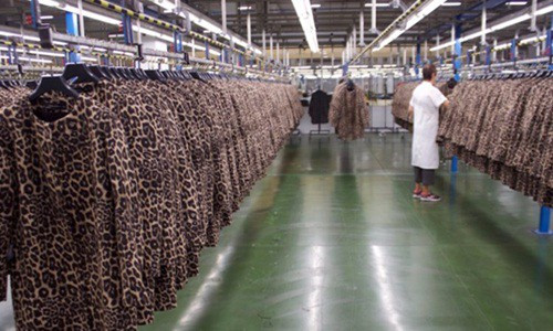 Các nhà máy sản xuất của Zara đặt tại Arteixo, một thị trấn nhỏ bên bờ biển phía tây bắc của Tây Ban Nha là nơi sản xuất trang phục và phụ kiện đến hơn 2.000 cửa hàng Zara toàn cầu.