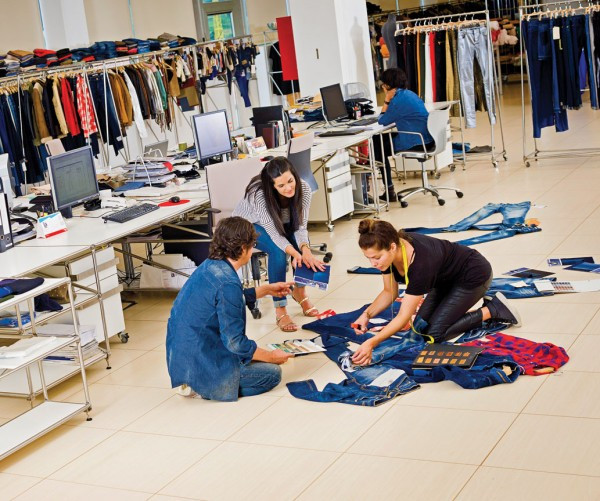 Theo đó, các nhà thiết kế xác định những xu hướng thời trang mới nhất, sau đó phác thảo rồi đưa cho nhà sản xuất.