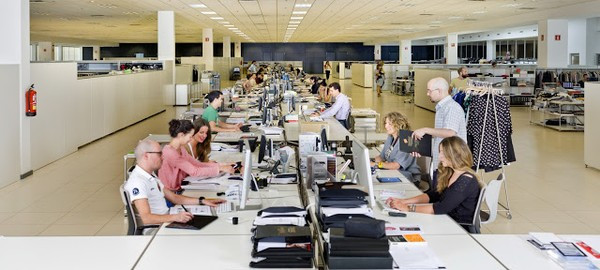 Sau khi sản phẩm đến tay người tiêu dùng, những thông tin về sự ưa thích, lời nhận xét phản hồi của khách hàng, cùng số lượng hàng tồn kho... đều được số hóa và phân tích, chọn lọc. Từ đây, đội ngũ thiết kế sẽ lại tiếp tục tạo nên sản phẩm bám sát xu thế, nhu cầu của người tiêu dùng.