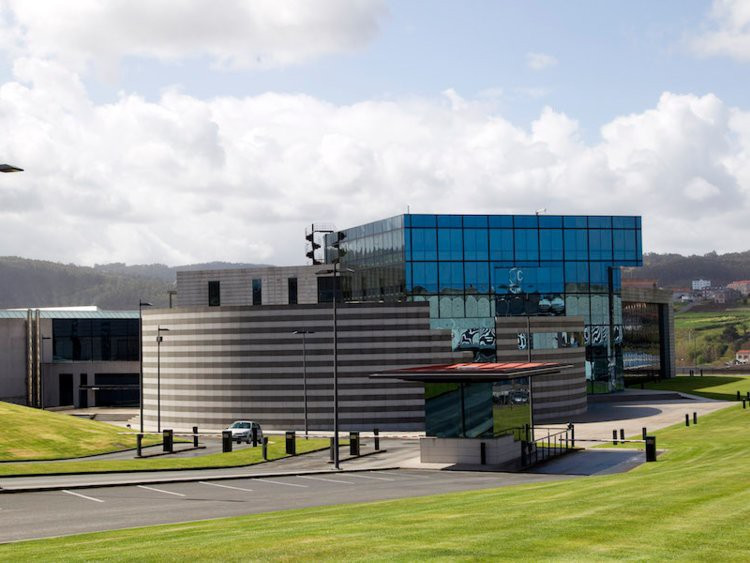 Sau đó, mẫu cắt sẽ được chuyển tới các nhà máy. Trong khuôn viên rộng 860.000 m2 có 10 nhà máy sản xuất các mẫu thiết kế thời trang mới nhất của Zara.