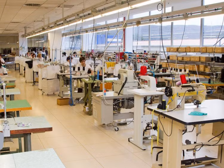 Khâu thiết kế hoàn thành sẽ được chuyển tới nhóm cắt mẫu.