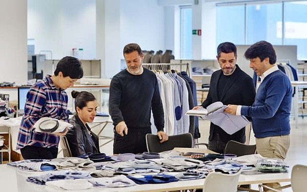 Thiết kế mô phỏng theo những xu hướng thời trang đương đại nhưng phương pháp của Zara có phần khác biệt so với các thương hiệu bình dân khác - đó là dựa trên công nghệ thông tin.