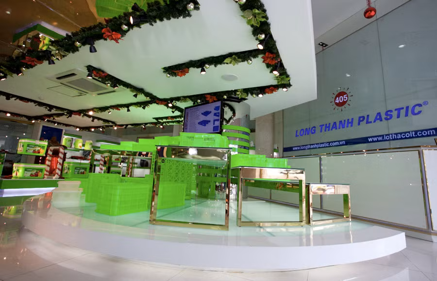 Từ tình yêu với nghề, mong muốn phát triển ngành nhựa, những năm đầu của thập niên 90 thế kỷ XX, ông Phạm Văn Mười đã thành lập cơ sở Nhựa Long Thành.