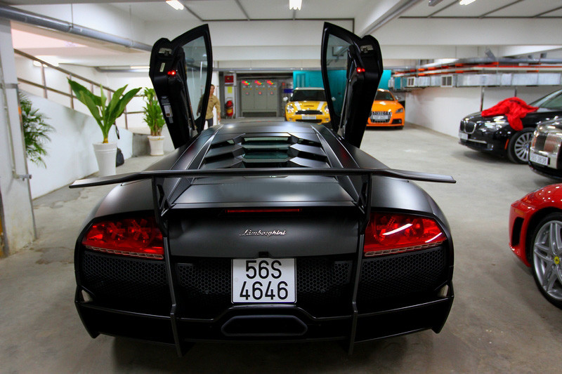 Ngoài Pagani Huayra, garage Minh "nhựa" còn có sự góp mặt của SUV Lamborghini Urus, "ông hoàng off-road" Mercedes-AMG G 63 Edition 1 hay Range Rover Autobiography LWB. Ước tính giá trị của 3 chiếc xe sang này khoảng 50 tỷ đồng.