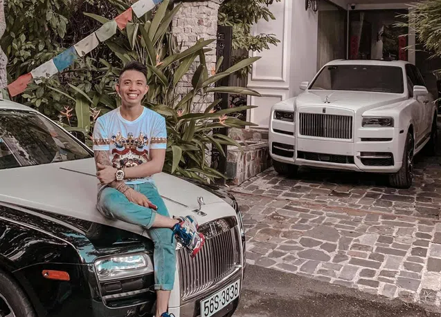 Cách đây không lâu, thiếu gia Minh "nhựa" đăng tải video "đập hộp" chiếc Rolls-Royce Cullinan mới tậu trên kênh YouTube cá nhân. Theo chia sẻ của mình, anh đã phải đợi một năm để đón chiếc xe này về garage.