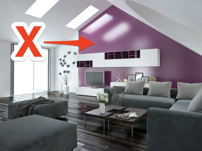 Một bức tường có điểm nhấn là bức tường được sơn hoặc dán tường khác với những bức tường khác trong phòng. Xu hướng này bắt đầu như một cách để làm cho không gian thú vị hơn, nhưng chuyên gia nội thất nói rằng tuổi của những bức tường mang điểm nhấn đang dần kết thúc.