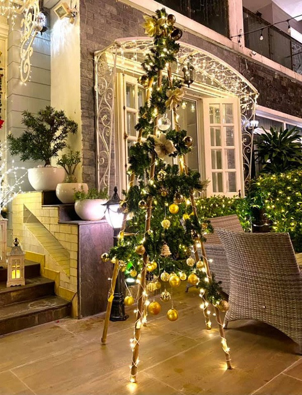 Vợ chồng cựu người mẫu Thúy Hạnh sử dụng nhiều đèn led đủ sắc màu xung quanh căn biệt thự, khiến căn nhà chẳng khác tòa đài tráng lệ.