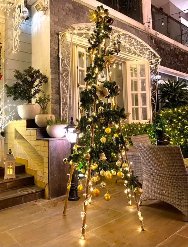 Vợ chồng cựu người mẫu Thúy Hạnh sử dụng nhiều đèn led đủ sắc màu xung quanh căn biệt thự, khiến căn nhà chẳng khác tòa đài tráng lệ.