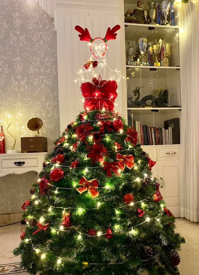 Cận cảnh cây thông Noel lộng lẫy. Nguồn ảnh: FBNV.