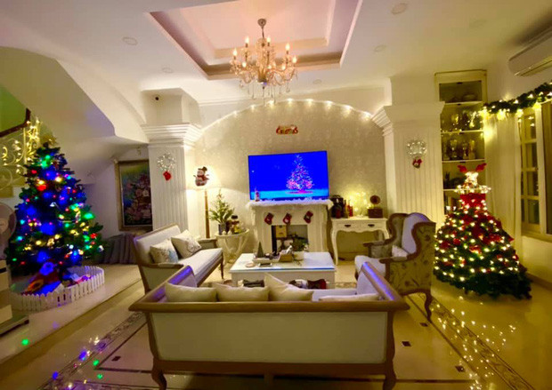 Trong phòng khách, vợ chồng Thúy Hạnh - Minh Khang đặt hai cây thông lớn, rực rỡ sắc màu.