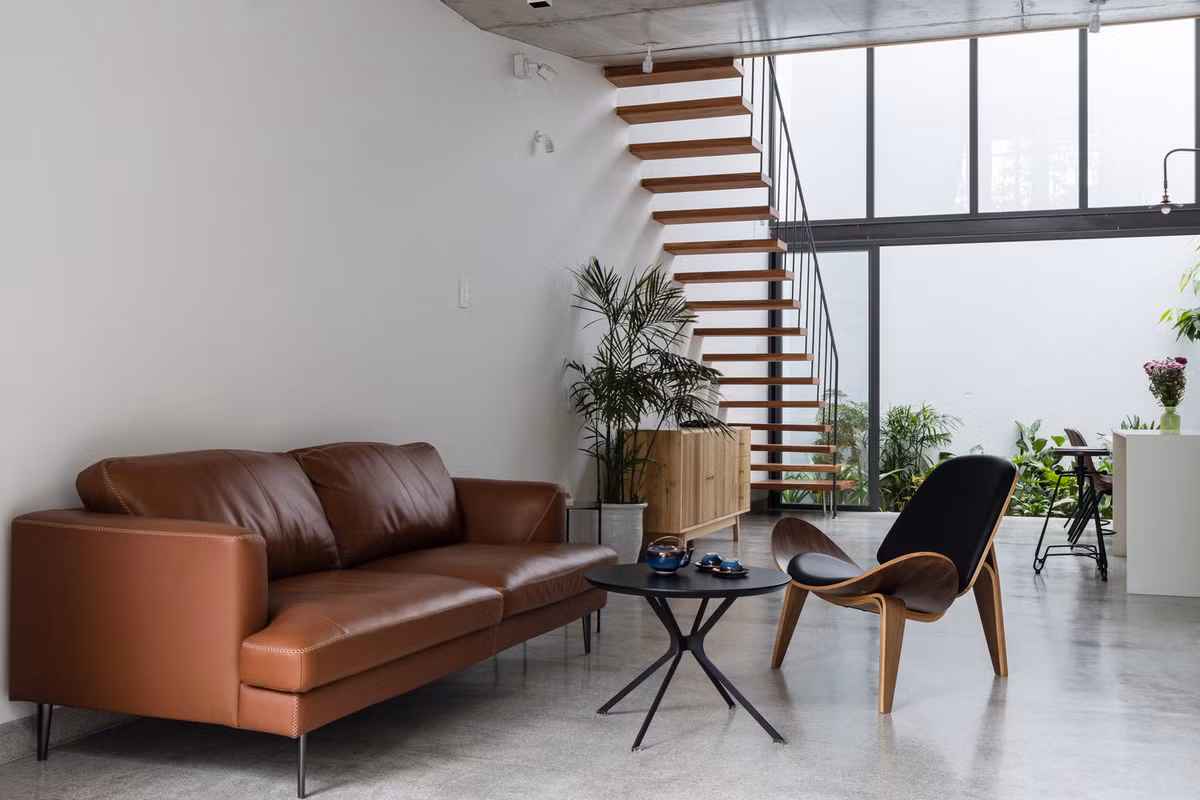 Nhà được thiết kế như ruộng bậc thang, tầng trên lùi vào so với tầng dưới để tạo ra không gian thoáng đãng, giúp bố mẹ dễ dàng nhìn thấy hai con. Ảnh: Quang Dam