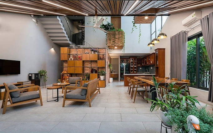 Bên cạnh tác dụng tạo không gian xanh, cây trên mái góp phần hạ nhiệt, giảm tiếng ồn cho ngôi nhà và lọc không khí. So với bên ngoài, nhiệt độ nhà thường thấp hơn 5 - 8 độ C. Ảnh: Quang Trần.