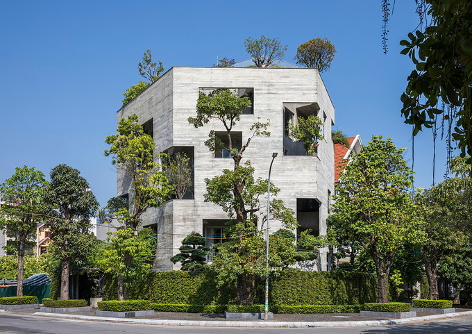 Ngôi nhà hình ngũ giác nằm trên mảnh đất rộng 500 m2, bên bờ biển nhìn ra vịnh Hạ Long (Quảng Ninh) mang đến cảm giác "sống trong rừng" với cây xanh trải từ tầng trệt lên tới mái. Ảnh: Hiroyuki Oki.