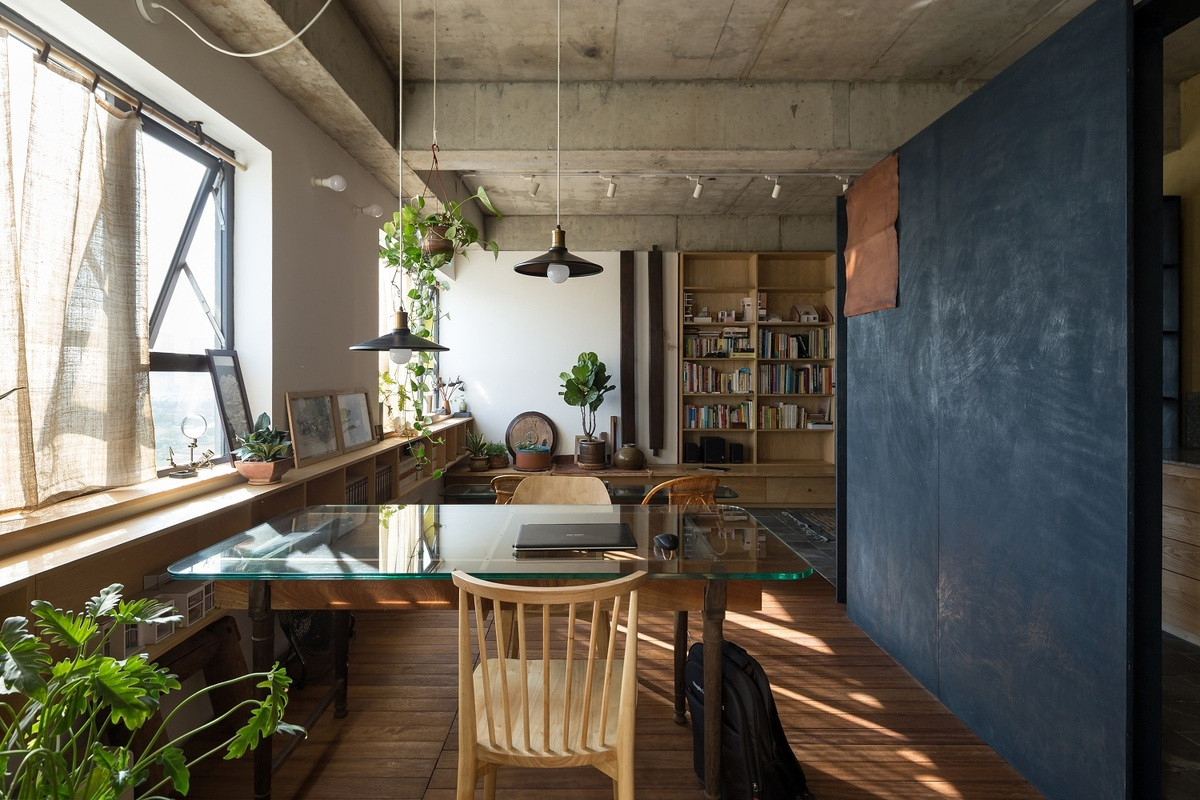 Nằm trong một tòa chung cư mới xây ở Hà Nội, ban đầu căn hộ có hai phòng ngủ trên tổng diện tích 62 m2, không gian sinh hoạt chung rất bé. Ảnh: Hoàng Lê