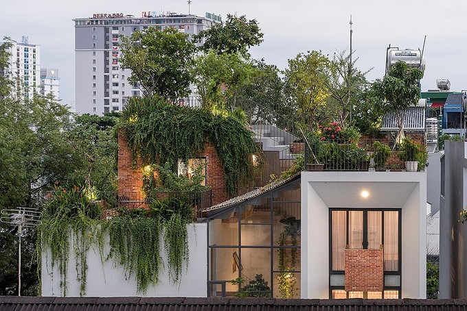 Tọa lạc trên mảnh đất 110 m2 ở quận 12 (TP HCM), ngôi nhà được kiến trúc sư thiết kế một công viên trên mái có tổng diện tích 150 m2. Ảnh: Quang Trần.