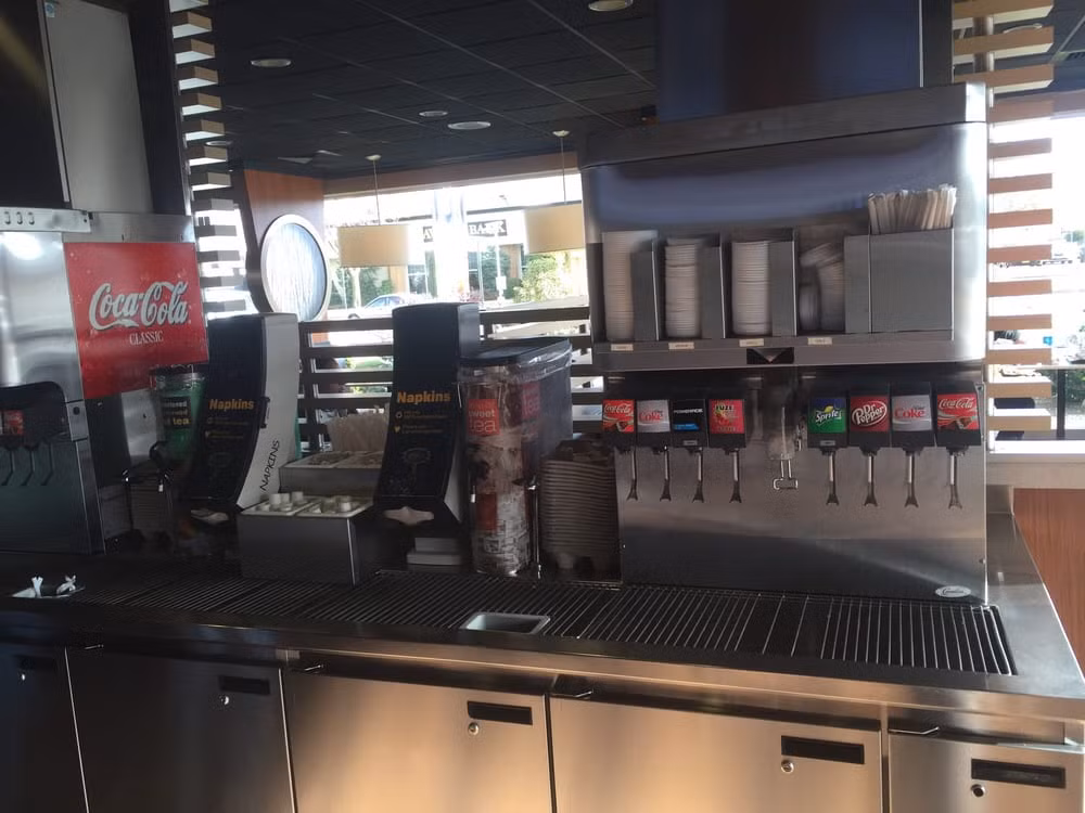 Những chiếc máy rót nước ngọt tự động trong cửa hàng đồ ăn nhanh luôn chứa nhiều vi khuẩn do môi trường có đường là môi trường lý tưởng để vi khuẩn sinh sôi.