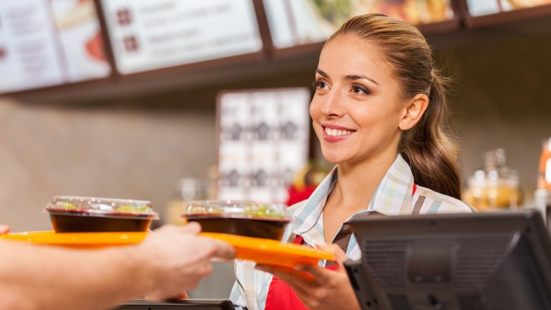 Các chuyên gia cho rằng, sẽ khó từ chối một cái gì đó nếu nó được cung cấp trực tiếp cho bạn. Hiểu được điều này, nhân viên bán đồ ăn nhanh thường sẽ hỏi khách một câu như: "Bạn có cần thêm đồ uống không?", hoặc "Bạn cần thêm khoai tây chiên không?"... ít người từ chối trước những câu hỏi thêm này.