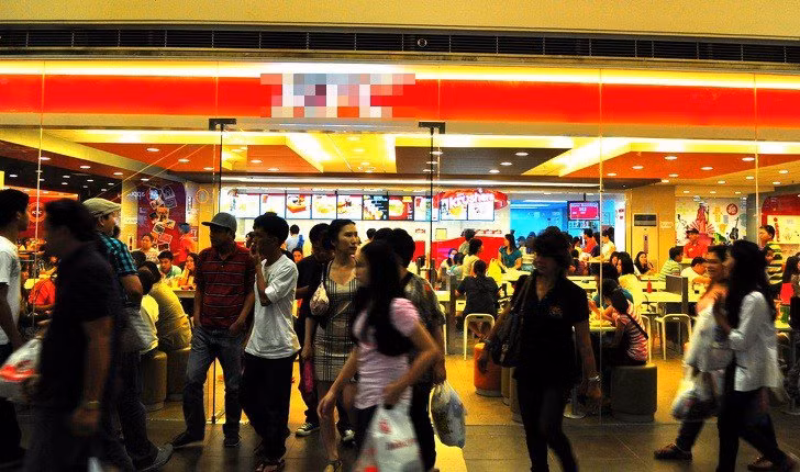 Dù các cửa hàng thức ăn nhanh có vệ sinh máy nước ngọt theo định kì thì đây vẫn là nơi tích tụ chất bẩn chỉ sau một ngày sử dụng.