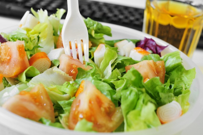 Nhiều chuỗi thức ăn nhanh cung cấp salad như một lựa chọn "lành mạnh". Nhưng vì các chất phụ gia mà họ thường sử dụng để chế biến chúng, nên chúng có thể trở thành một loại có hàm lượng calo cao nhất. Những gì có trong món salad này.