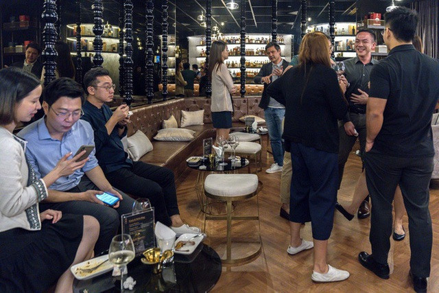 Tại các khóa học này, ban ngày, “rich kid” sẽ được trang bị những kiến thức cơ bản về tài chính, đầu tư từ những chuyên gia trong lĩnh vực để biết về cách vận hành của quỹ phòng hộ.