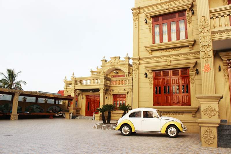 Ngoài cửa nhà, toàn bộ căn biệt thự đều được sơn màu vàng. Ảnh: Người lao động.