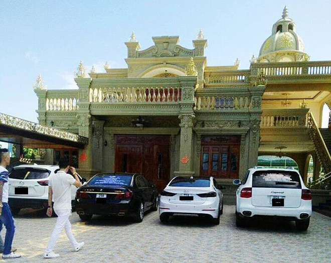 Dàn xe sang trong khuôn viên biệt thự của đại gia Vũng Tàu từng gây xôn xao. Ảnh: Pháp luật và bạn đọc.