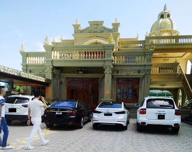 Dàn xe sang trong khuôn viên biệt thự của đại gia Vũng Tàu từng gây xôn xao. Ảnh: Pháp luật và bạn đọc.