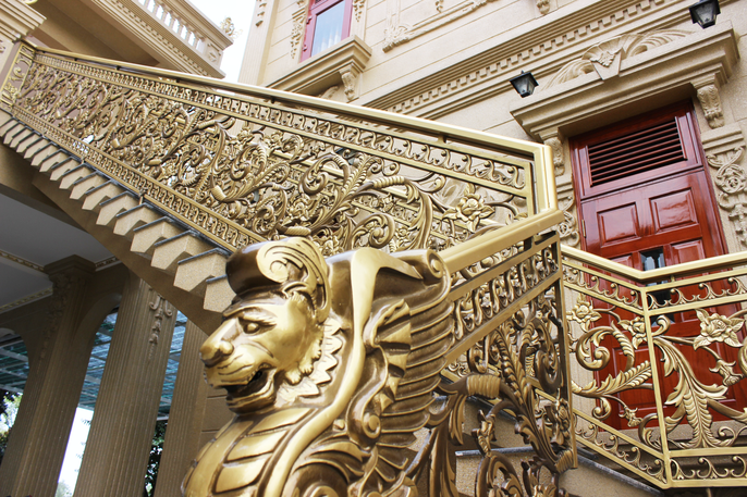 Các chi tiết bên trong được ốp vàng 24k, bao gồm trần nhà, tường và một số chi tiết khác. Ảnh: Vietnamnet.