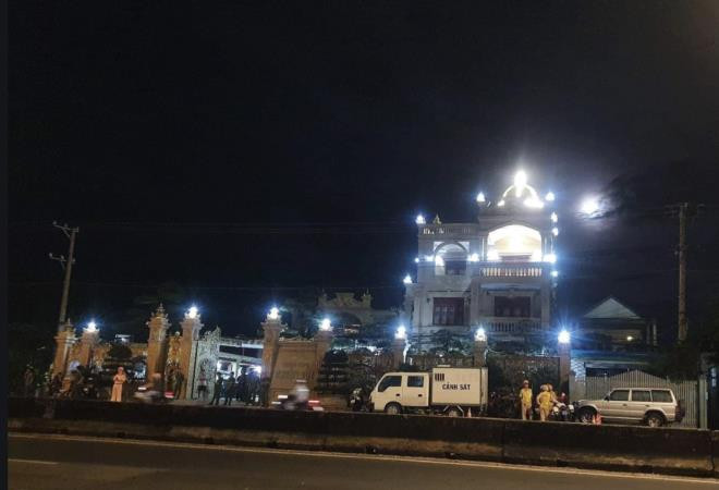 Đại gia Thiện Soi được nhiều người biết đến với việc xây dựng căn biệt thự dát vàng nằm ngay mặt tiền Quốc lộ 51. Ảnh: VTCNews.