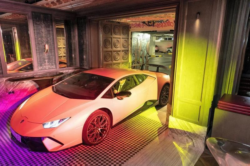 Với chi phí 3.000 USD, khách có thể lái siêu xe lên sàn nhảy để gây ấn tượng với đám đông. Ảnh: Trend Hunter.
