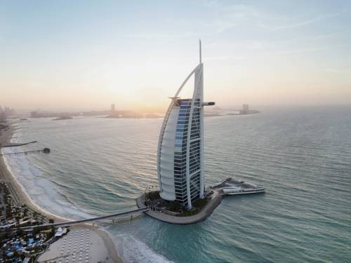 Từ 2014, khách sạn 7 sao Burj al-Arab đã tổ chức đám cưới và những bữa tiệc kín trên bãi đáp trực thăng với giá khởi điểm từ 55.000 USD/sự kiện. Ảnh: Booking.