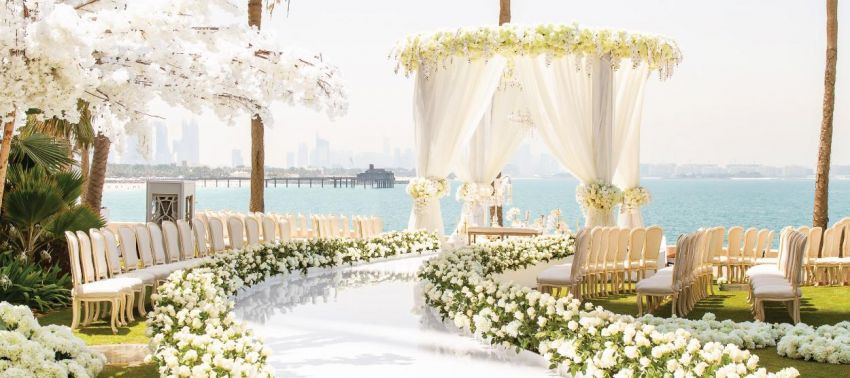 Tọa lạc ở độ cao 212 m so với mực nước biển, khách sạn Burj al-Arab Dubai có tầm nhìn ngoạn mục ra khắp thành phố và vịnh Ả Rập. Khách sạn còn có thể chuẩn bị những tin nhắn chúc mừng khổng lồ để khách nhìn thấy từ trên trực thăng trước khi đáp xuống đây. Ảnh: Youtube.