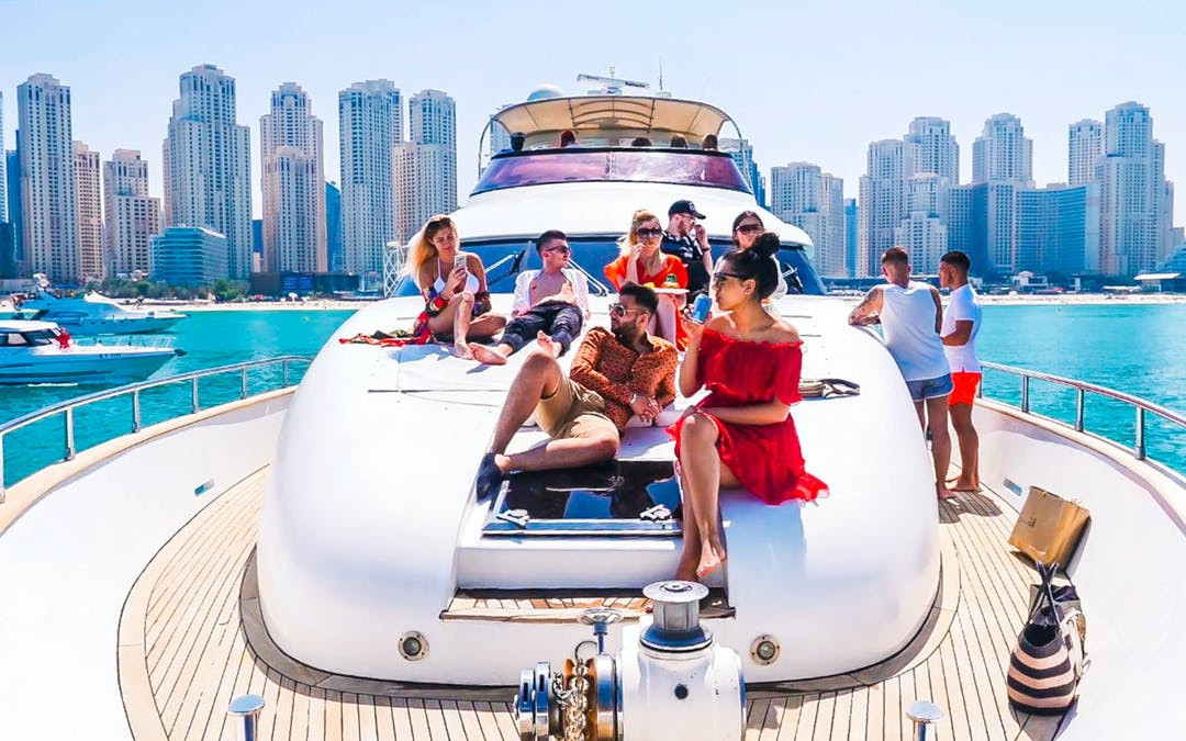 Giới siêu giàu ở Dubai sẵn sàng thuê một chiếc du thuyền đủ sức chứa 25 người theo giờ, với giá khoảng 130.000 USD để tổ chức tiệc tùng. Ảnh: Headout.