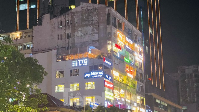 Mặt bên trái của tòa nhà cũ kỹ trái ngược hẳn với mặt tiền toà chung cư. Ảnh: Tiền phong.