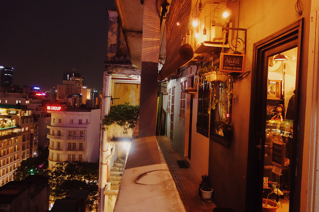  Chung cư 42 Nguyễn Huệ như một tổ hợp sinh động, đầy mê hoặc dưới ánh đèn. Ảnh: Facebook.